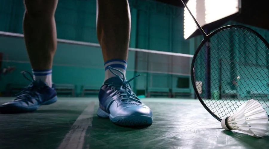 What to look for in a badminton shoe?