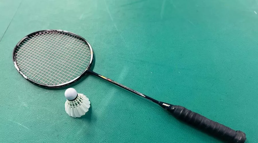 Oversized rackets: A larger sweet spot for beginners and players with a slower swing